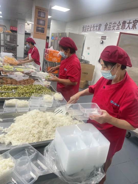 人在厨房里做食物 AI 生成的内容可能不正确。