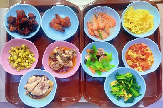 桌子上的盘子里摆着许多食物 AI 生成的内容可能不正确。
